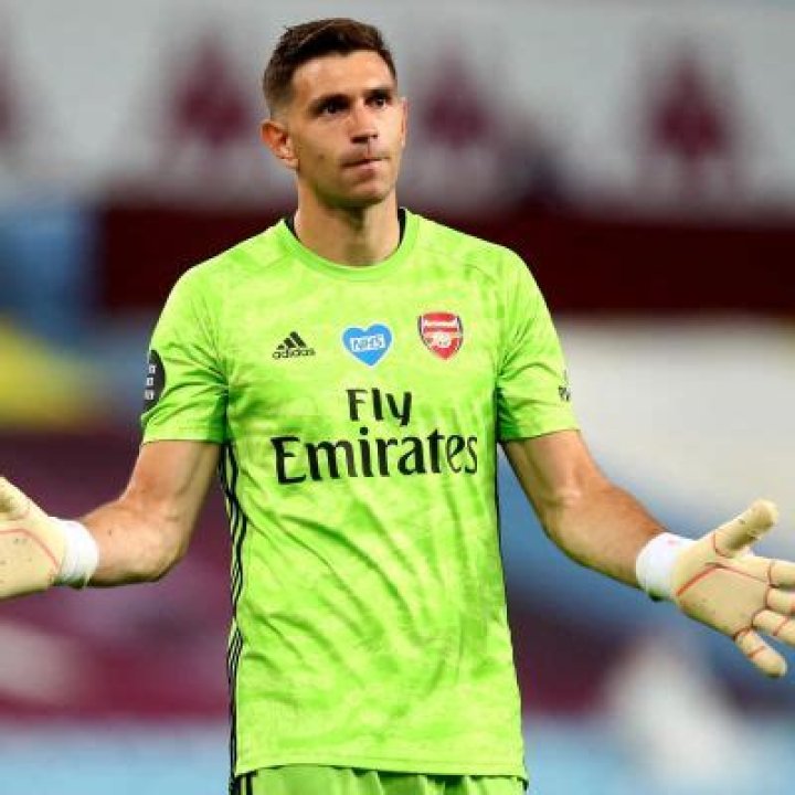 How Much Does Emiliano Martinez Earn A Year?