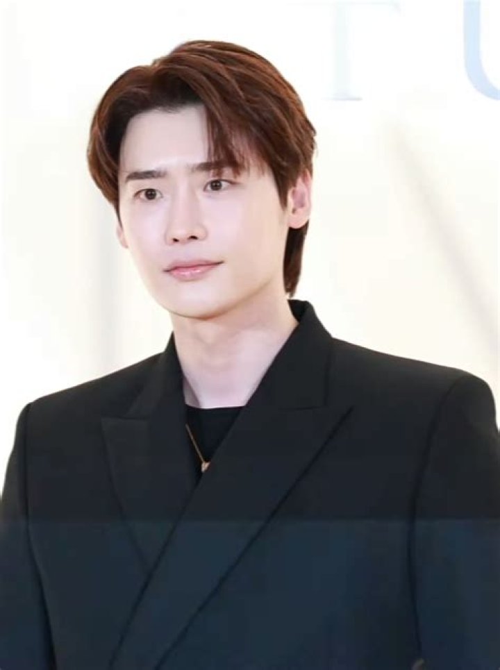 Lee Jong Suk Wiki | What’s His Ethnicity | Religion And Family Details