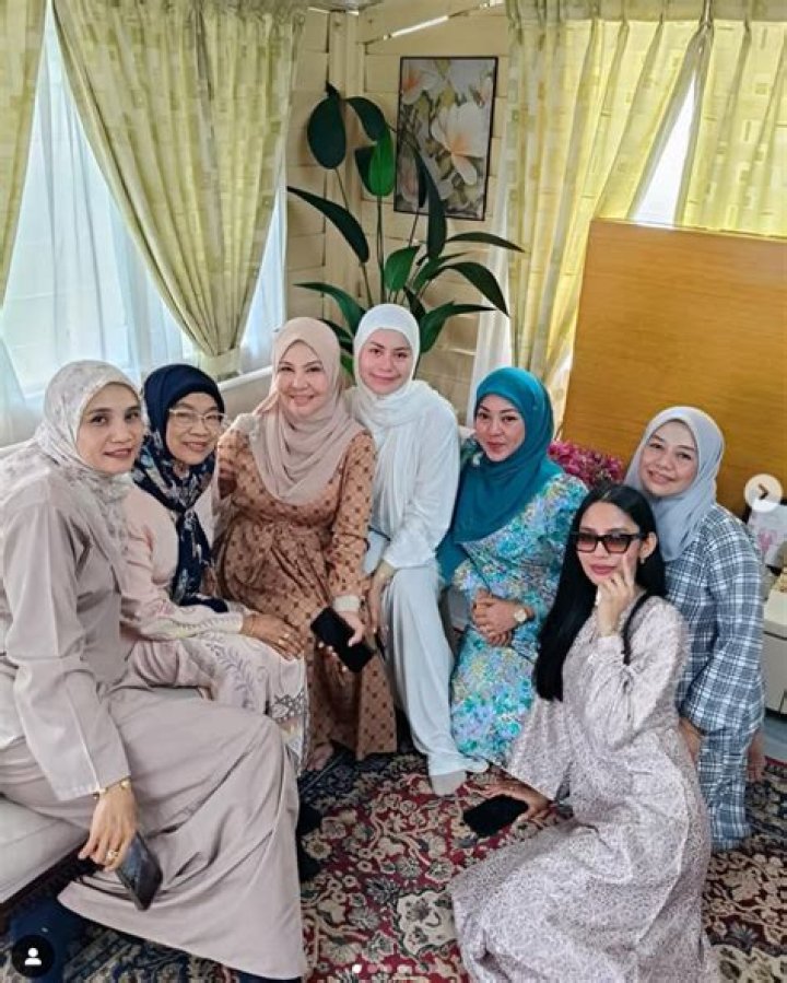 Meet Rebecca Nur Islam Husband Nor Azam Sulaiman | Daughters And Sons